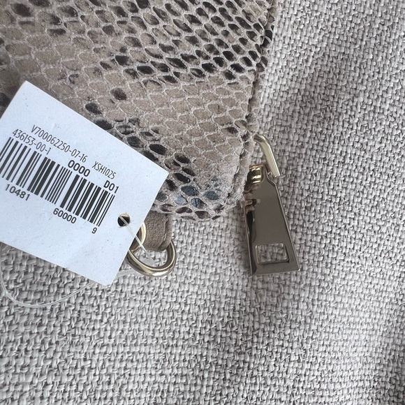 Wristlet. Faux snake-print leather. - Picture 2 of 4